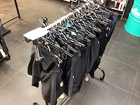 Partij fietskleding in 2 rekken - afbeelding 1 van  4