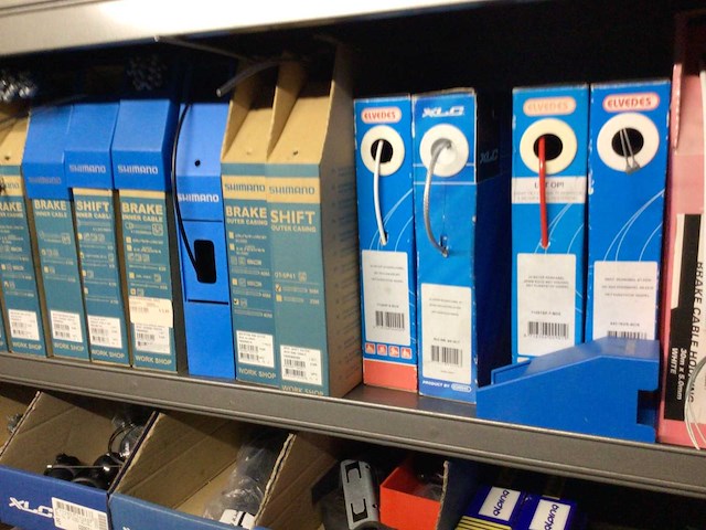 Partij fietsonderdelen in 2 kasten - afbeelding 2 van  10