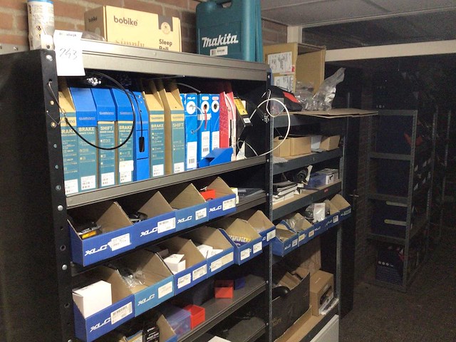 Partij fietsonderdelen in 2 kasten - afbeelding 1 van  10