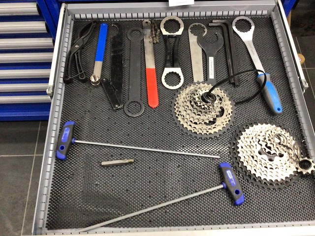 Partij fietsonderdelen in 8 laden - afbeelding 2 van  6