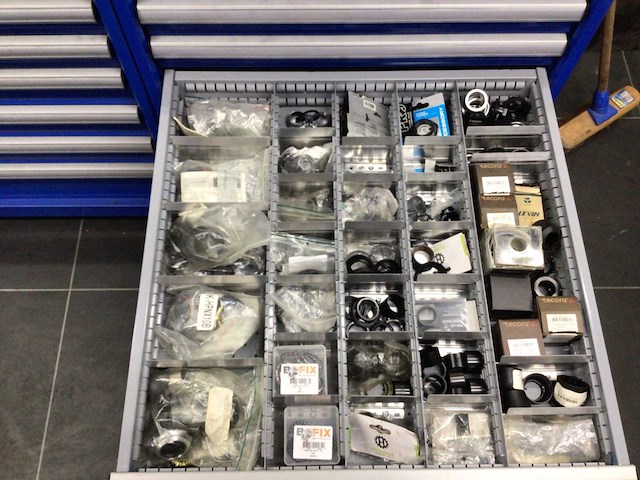 Partij fietsonderdelen in 8 laden - afbeelding 3 van  6