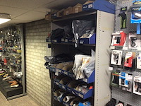 Partij fietsonderdelen in stelling - afbeelding 1 van  5