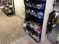 Partij fietsonderdelen in stelling - afbeelding 2 van  5