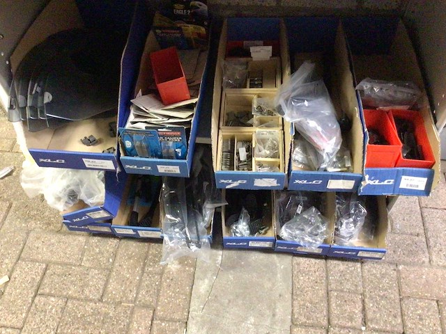 Partij fietsonderdelen in stelling - afbeelding 3 van  5