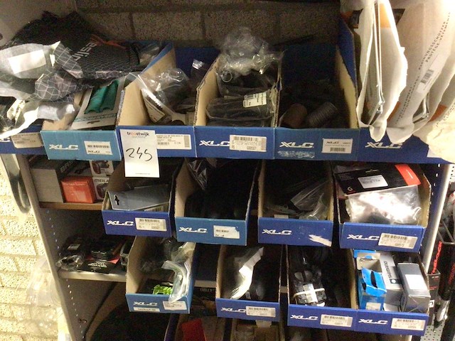 Partij fietsonderdelen in stelling - afbeelding 4 van  5