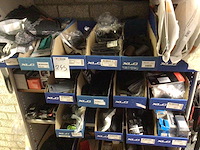 Partij fietsonderdelen in stelling - afbeelding 4 van  5