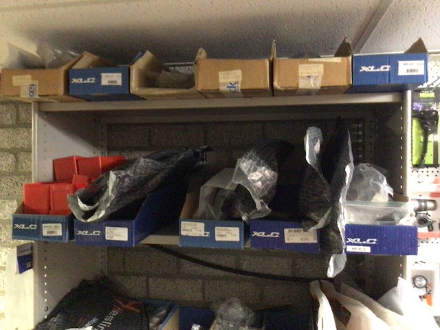 Partij fietsonderdelen in stelling - afbeelding 5 van  5