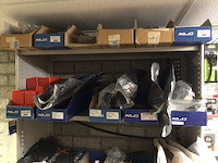 Partij fietsonderdelen in stelling - afbeelding 5 van  5