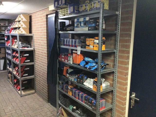 Partij fietsonderdelen in stelling - afbeelding 1 van  6