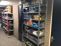 Partij fietsonderdelen in stelling - afbeelding 1 van  6