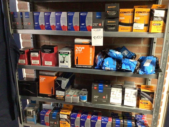 Partij fietsonderdelen in stelling - afbeelding 4 van  6