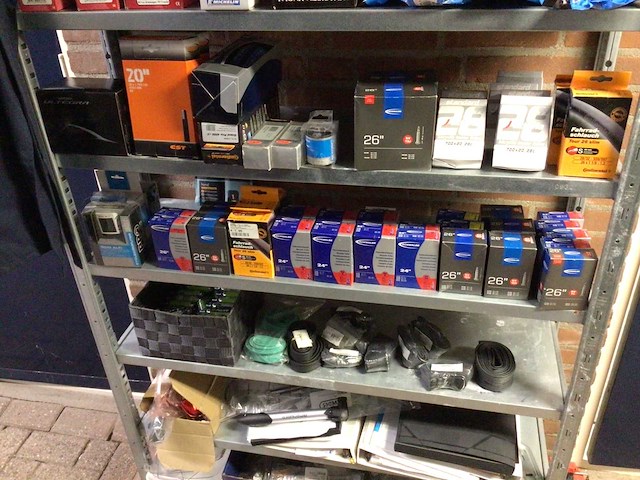 Partij fietsonderdelen in stelling - afbeelding 5 van  6