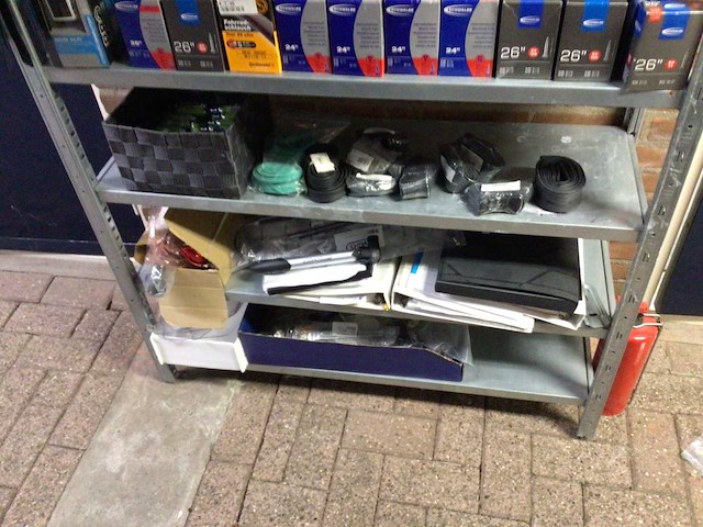 Partij fietsonderdelen in stelling - afbeelding 6 van  6