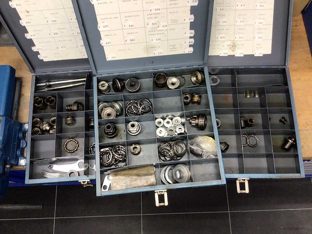 Partij fietsonderdelen incl ladenkast - afbeelding 2 van  2