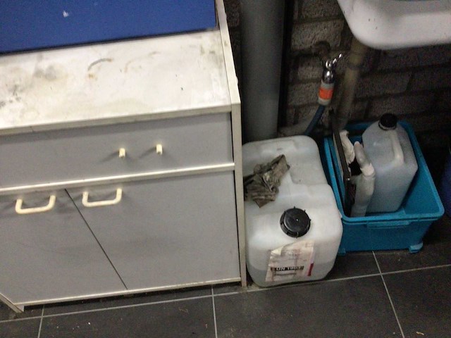 Partij fietsonderdelen op wandrek - afbeelding 2 van  10