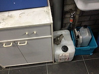 Partij fietsonderdelen op wandrek - afbeelding 2 van  10