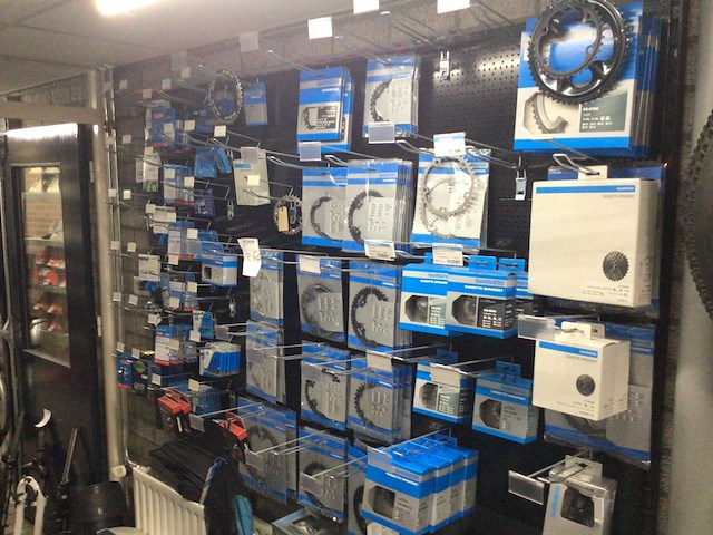 Partij fietsonderdelen op wandrek - afbeelding 1 van  10