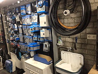 Partij fietsonderdelen op wandrek - afbeelding 3 van  10