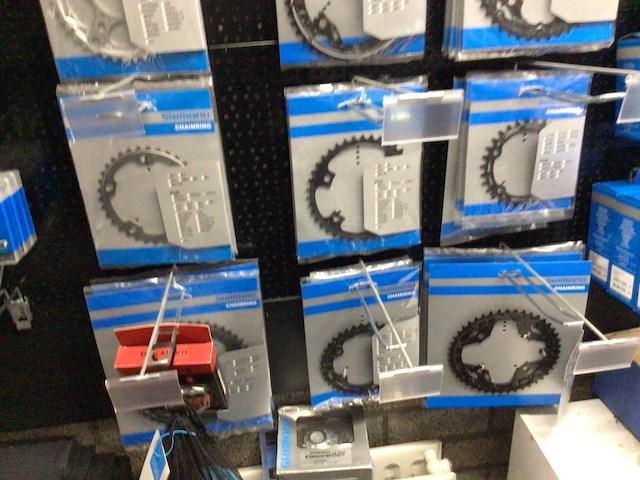 Partij fietsonderdelen op wandrek - afbeelding 5 van  10