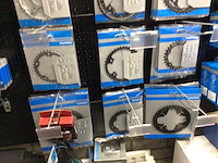 Partij fietsonderdelen op wandrek - afbeelding 5 van  10