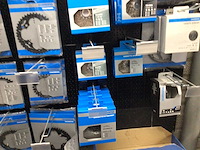 Partij fietsonderdelen op wandrek - afbeelding 6 van  10