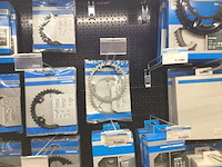 Partij fietsonderdelen op wandrek - afbeelding 7 van  10