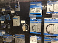 Partij fietsonderdelen op wandrek - afbeelding 8 van  10