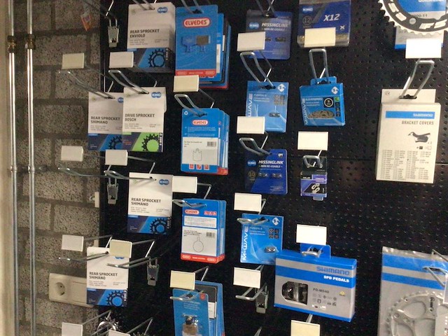 Partij fietsonderdelen op wandrek - afbeelding 9 van  10