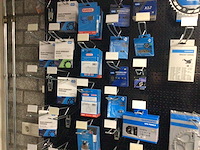 Partij fietsonderdelen op wandrek - afbeelding 9 van  10