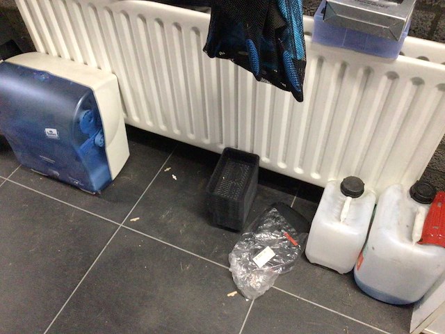 Partij fietsonderdelen op wandrek - afbeelding 10 van  10