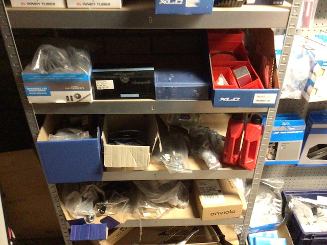 Partij fietsonderdelen op wandstelling - afbeelding 2 van  11