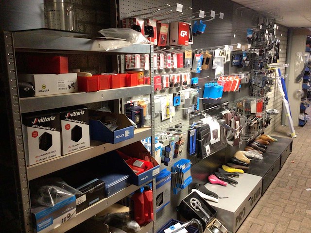 Partij fietsonderdelen op wandstelling - afbeelding 3 van  11