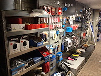 Partij fietsonderdelen op wandstelling - afbeelding 3 van  11