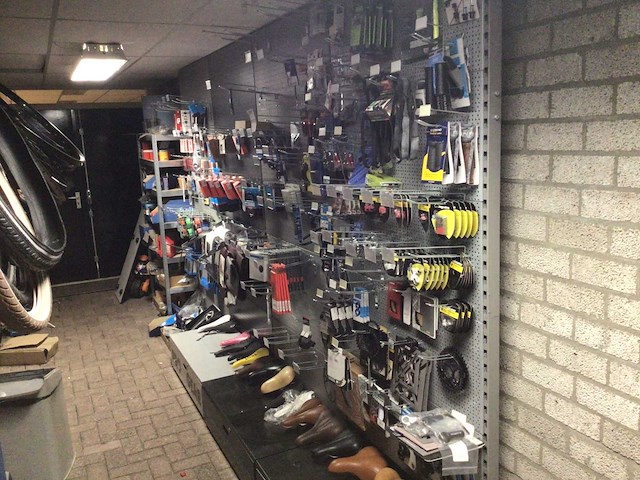 Partij fietsonderdelen op wandstelling - afbeelding 1 van  11