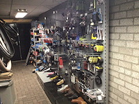 Partij fietsonderdelen op wandstelling - afbeelding 1 van  11