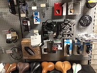 Partij fietsonderdelen op wandstelling - afbeelding 4 van  11