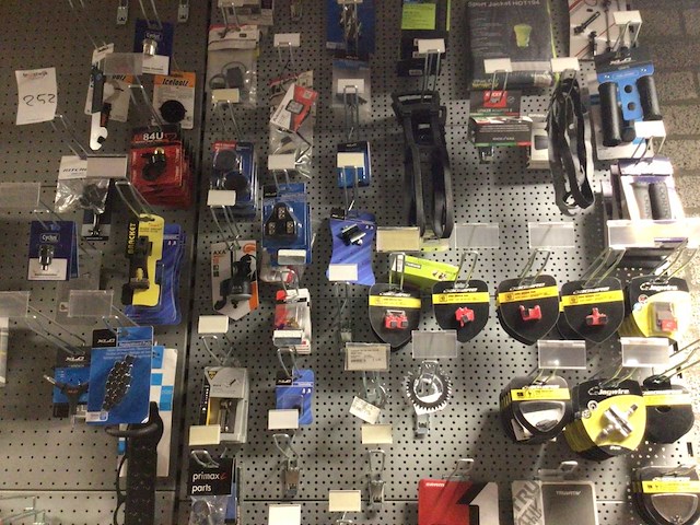 Partij fietsonderdelen op wandstelling - afbeelding 5 van  11