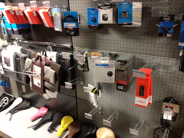 Partij fietsonderdelen op wandstelling - afbeelding 6 van  11