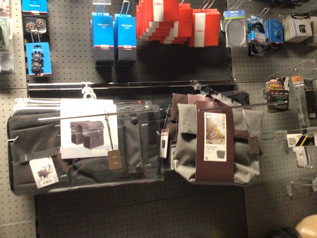 Partij fietsonderdelen op wandstelling - afbeelding 7 van  11