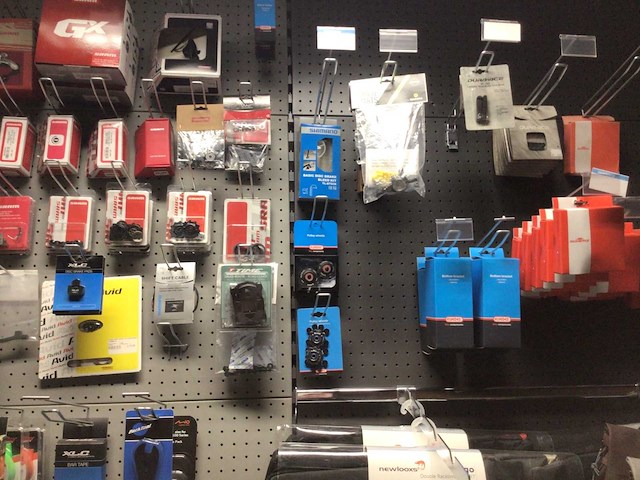 Partij fietsonderdelen op wandstelling - afbeelding 8 van  11