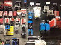 Partij fietsonderdelen op wandstelling - afbeelding 8 van  11