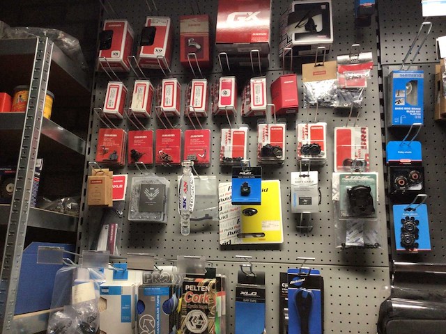 Partij fietsonderdelen op wandstelling - afbeelding 9 van  11