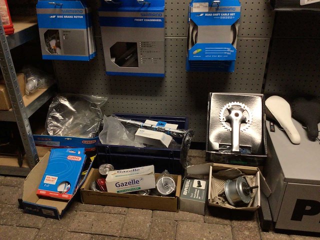 Partij fietsonderdelen op wandstelling - afbeelding 10 van  11