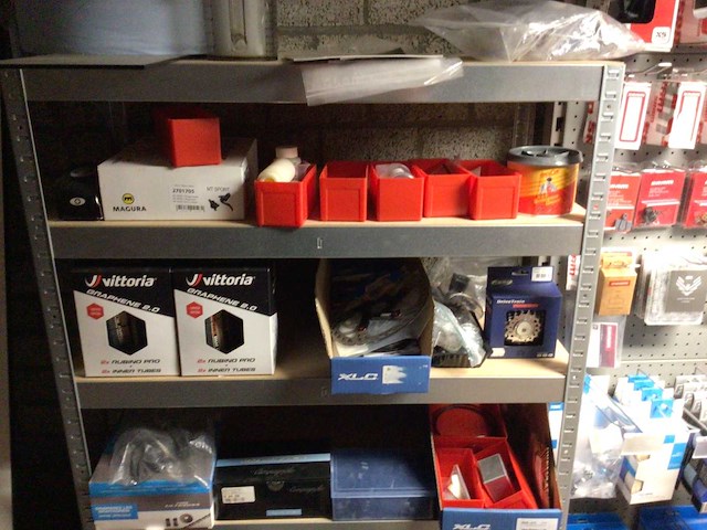 Partij fietsonderdelen op wandstelling - afbeelding 11 van  11