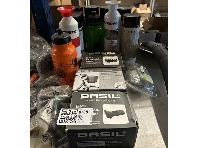 Partij fietsonderdelen w.o. kettingscherm w.o. basil, trek - afbeelding 3 van  10