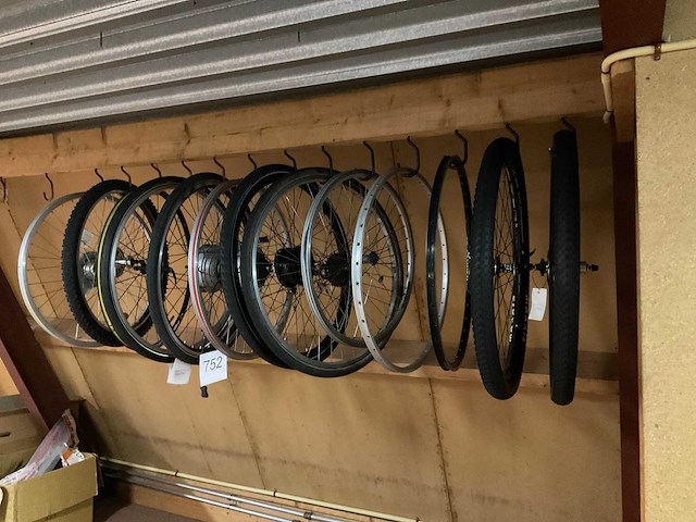 Partij fietswielen - afbeelding 1 van  3