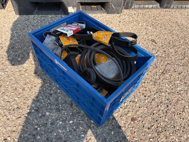 Partij filters, aandrijfriemen en diverse technische onderdelen - afbeelding 39 van  46