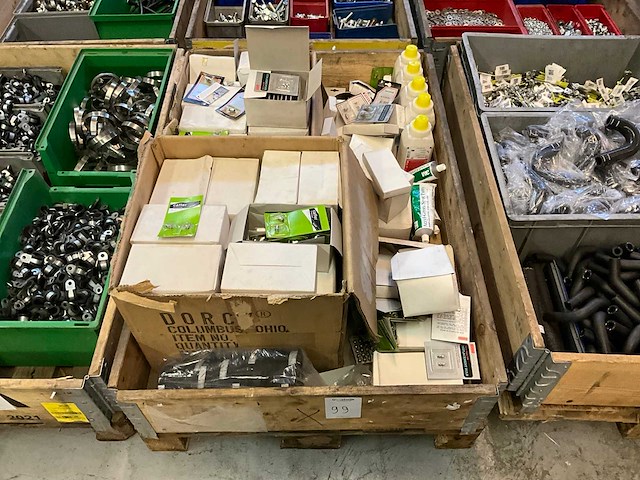 Partij fittingen, bodylotion en diversen - afbeelding 1 van  8