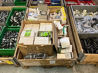 Partij fittingen, bodylotion en diversen - afbeelding 1 van  8