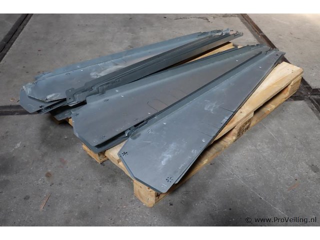 Partij flatfix winddeflectoren (links en rechts) t.b.v. zonnepanelen - afbeelding 1 van  7